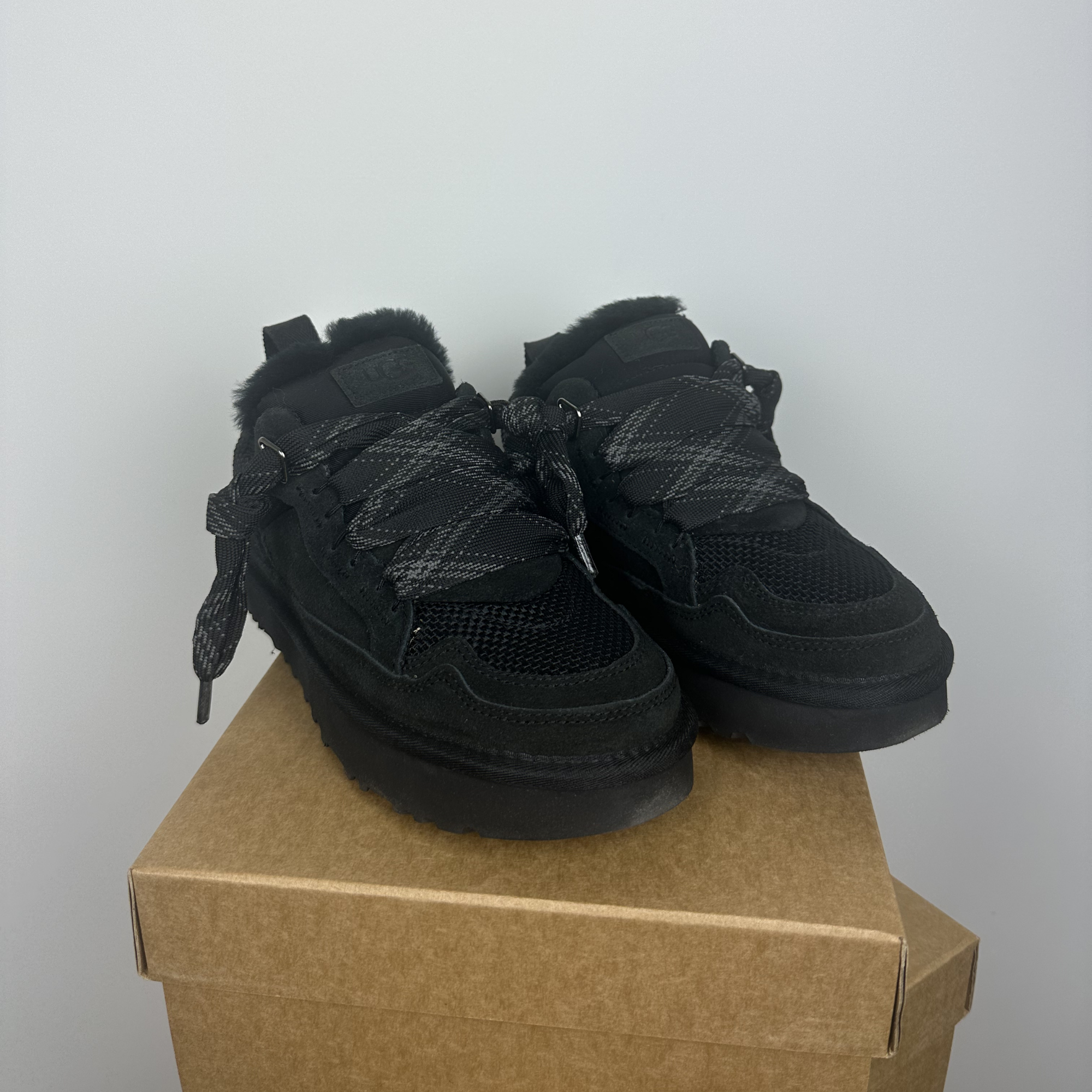 UGG LOWMEL TRAINERS | Black